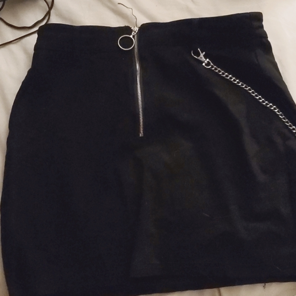 Skirt with chain